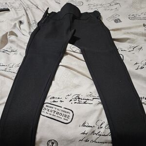 A pair of black fitted capris pant.